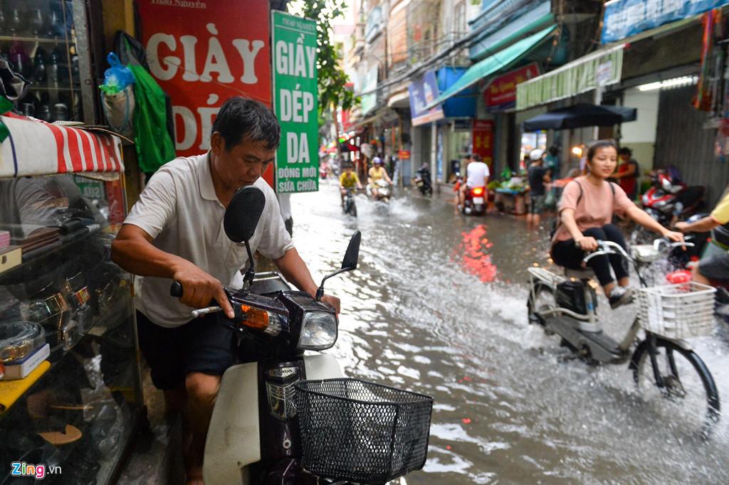Xe chết máy hàng loạt sau mưa lớn-10