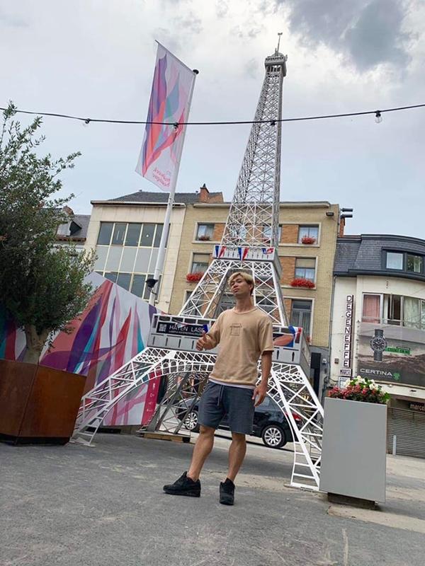 Công Phượng khoe ảnh ở nước Bỉ, tiết lộ bí kíp chụp ảnh ăn gian chiều cao khiến dân mạng cười bò-2