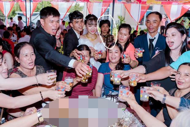 Xuất hiện gương mặt vàng trong làng chụp ảnh ké: Thập thò sau lưng cô dâu chú rể được thợ chụp ghi lại không trượt phát nào-1