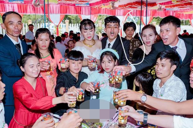 Xuất hiện gương mặt vàng trong làng chụp ảnh ké: Thập thò sau lưng cô dâu chú rể được thợ chụp ghi lại không trượt phát nào-5