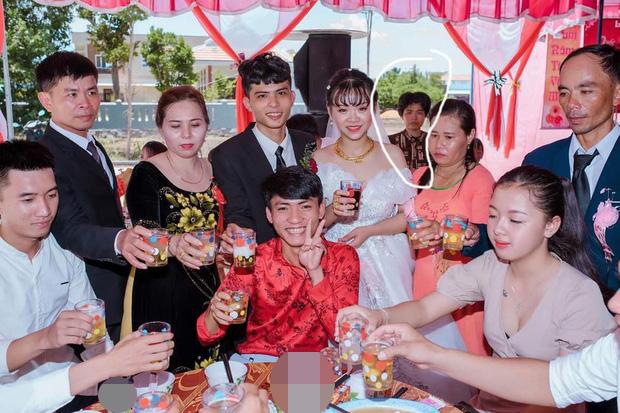 Xuất hiện gương mặt vàng trong làng chụp ảnh ké: Thập thò sau lưng cô dâu chú rể được thợ chụp ghi lại không trượt phát nào-4