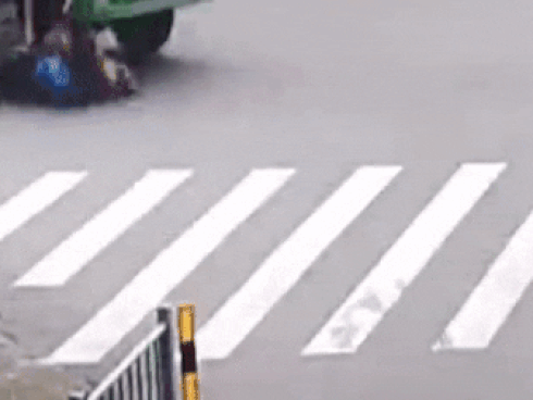 Clip: Cố vượt qua đường ray, người phụ nữ bị tàu hỏa đâm trực diện-4