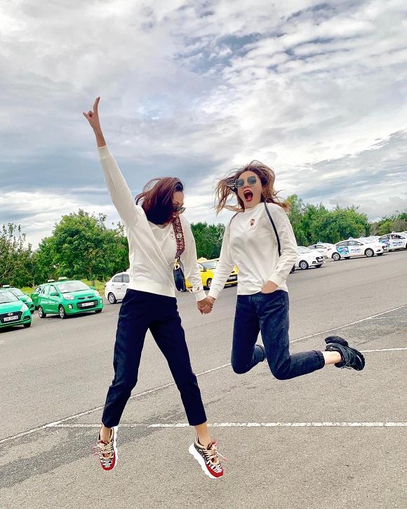 Kỳ Duyên diện áo đôi cùng Minh Triệu, nắm tay nhau đi giữa trời xanh nắng trong đầy lãng mạn-1