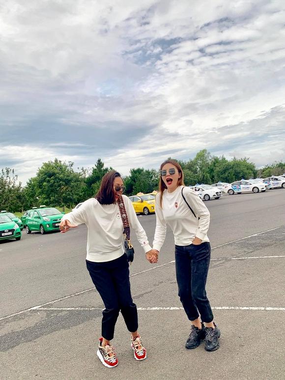 Kỳ Duyên diện áo đôi cùng Minh Triệu, nắm tay nhau đi giữa trời xanh nắng trong đầy lãng mạn-2