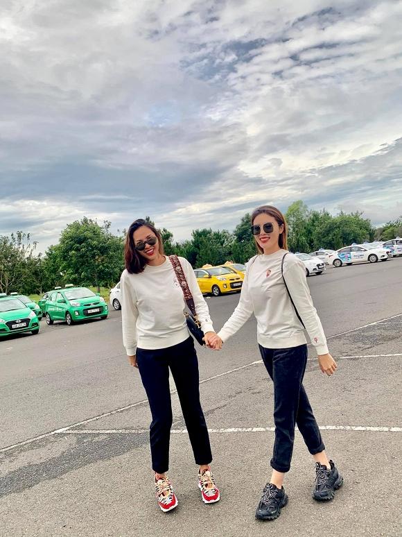 Kỳ Duyên diện áo đôi cùng Minh Triệu, nắm tay nhau đi giữa trời xanh nắng trong đầy lãng mạn-4