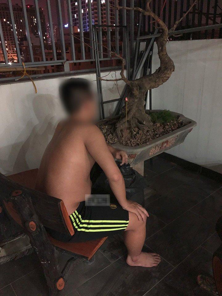 Sắp tháng cô hồn, nửa đêm lên sân thượng thấy chồng thắp hương, khấn vái 1 thứ mà vợ xanh mắt mèo-1