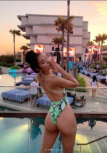 Phương Trinh Jolie gây sốc khi tung ảnh mặc áo tắm khoét hông lộ nguyên phần nhạy cảm nhất cơ thể-3