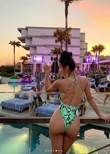 Phương Trinh Jolie gây sốc khi tung ảnh mặc áo tắm khoét hông lộ nguyên phần nhạy cảm nhất cơ thể-6