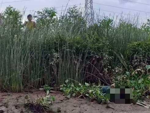 Bàng hoàng phát hiện thi thể bé trai nằm ở bờ sông