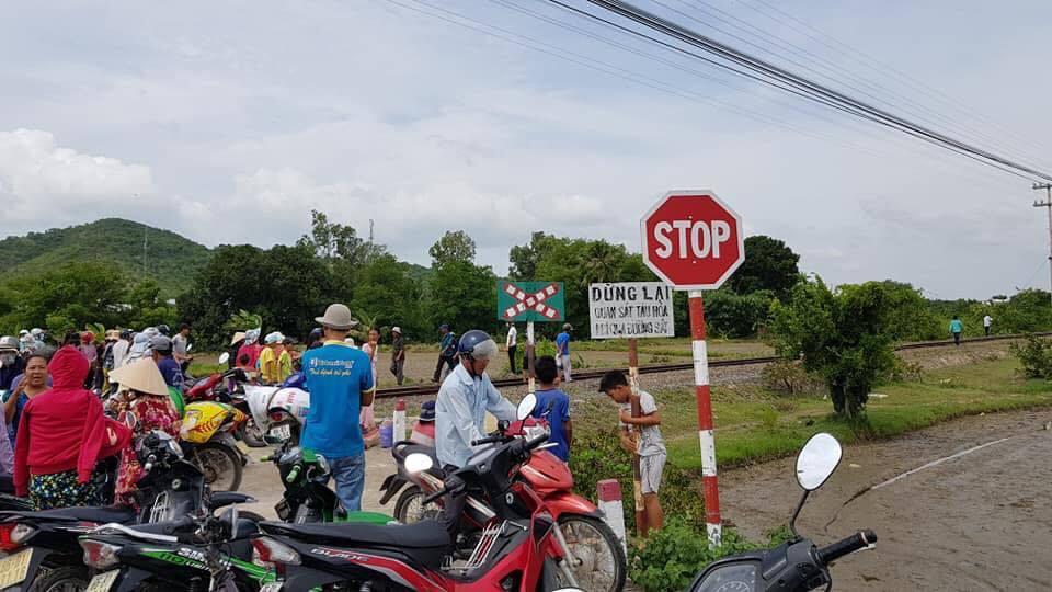 Hiện trường tàu hỏa tông ô tô 16 chỗ 3 người chết ở Bình Thuận-12