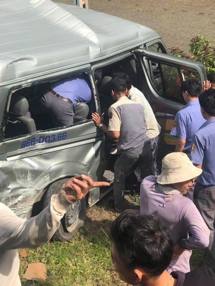 Hiện trường tàu hỏa tông ô tô 16 chỗ 3 người chết ở Bình Thuận-6