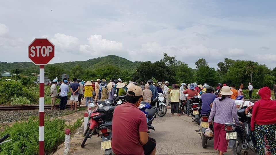 Hiện trường tàu hỏa tông ô tô 16 chỗ 3 người chết ở Bình Thuận-13