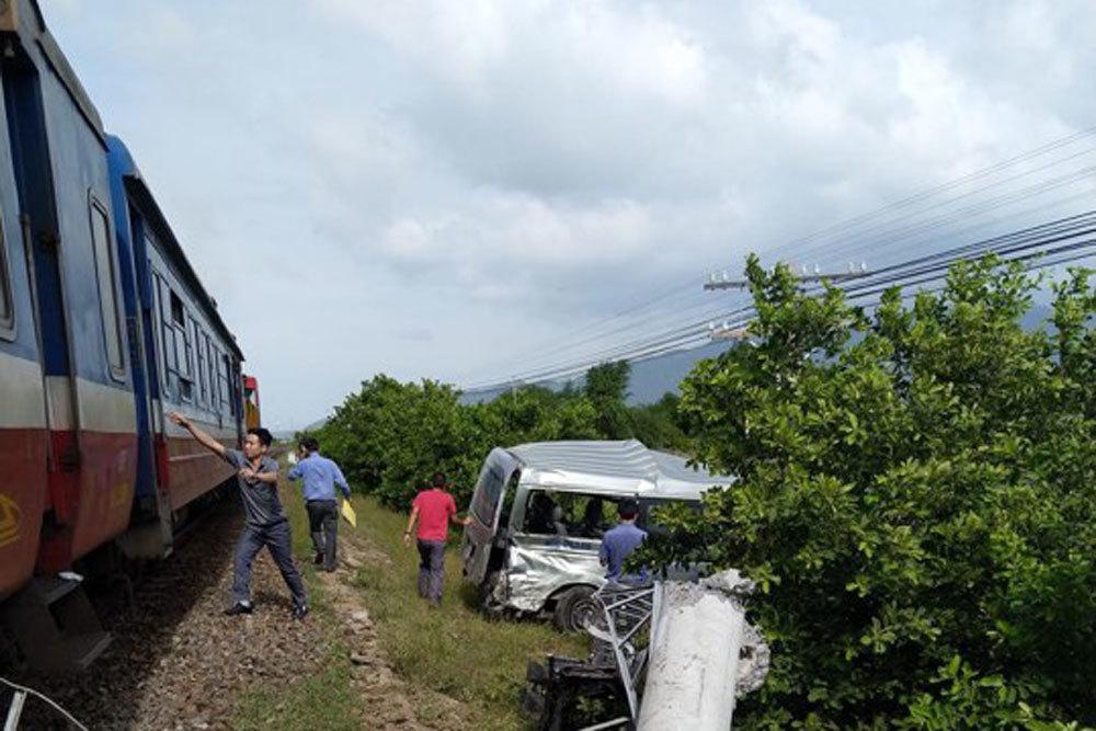 Hiện trường tàu hỏa tông ô tô 16 chỗ 3 người chết ở Bình Thuận-1