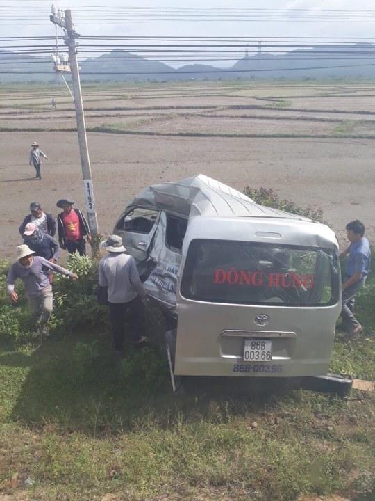 Hiện trường tàu hỏa tông ô tô 16 chỗ 3 người chết ở Bình Thuận-3