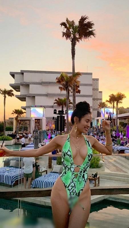 Phương Trinh Jolie gây sốc khi tung ảnh mặc áo tắm khoét hông lộ nguyên phần nhạy cảm nhất cơ thể-2