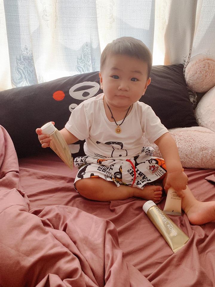 Lạ thay, con trai Lâm Khánh Chi càng lớn càng giống bố dù không cùng máu mủ-5