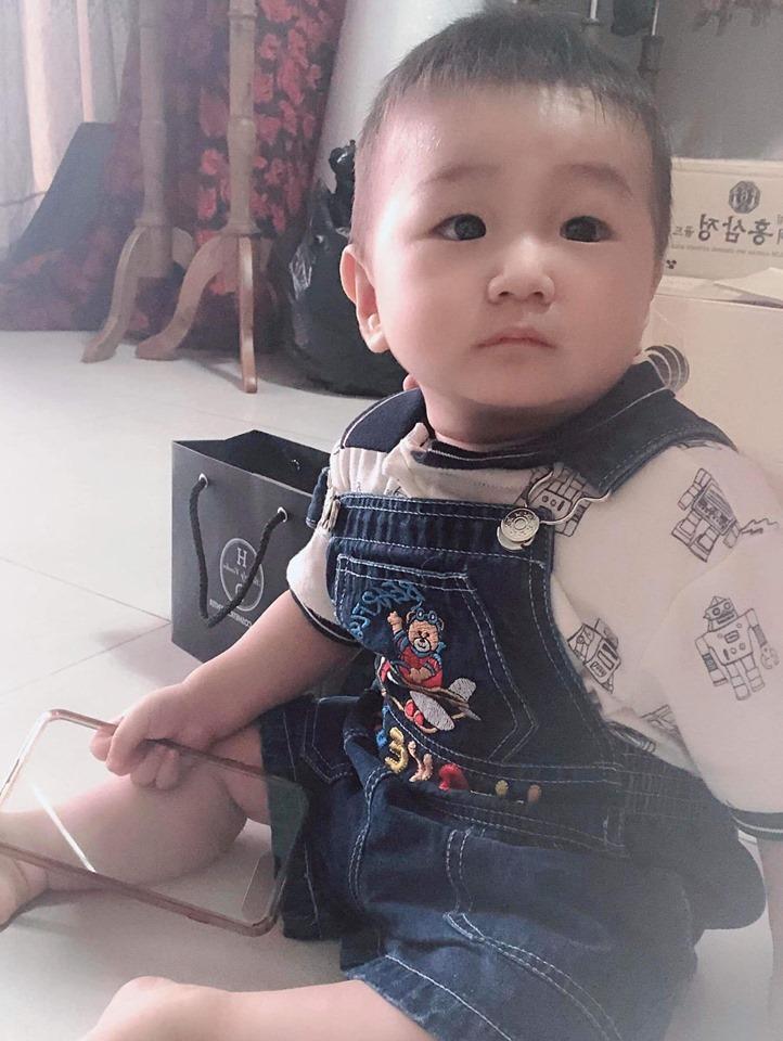 Lạ thay, con trai Lâm Khánh Chi càng lớn càng giống bố dù không cùng máu mủ-7