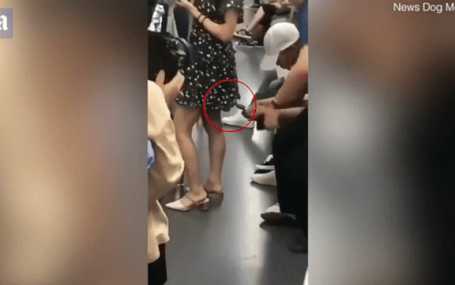 Thấy kẻ biến thái quay lén dưới váy cô gái, phản ứng tinh tế của người đàn ông khiến dân tình ca ngợi hết lời-1