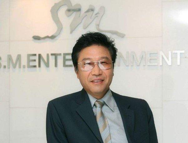 Người hâm mộ vui buồn lẫn lộn trước thông tin tiệm tạp hóa nổi tiếng của SM đối mặt với nguy cơ đóng cửa vĩnh viễn-4