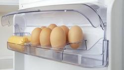 Trước giờ vẫn để trứng ở cửa tủ lạnh tưởng là đúng nhưng thật ra bạn đã làm sai hoàn toàn vì lý do này
