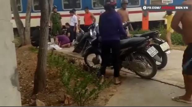 Clip: Cố vượt qua đường ray, người phụ nữ bị tàu hỏa đâm trực diện-1