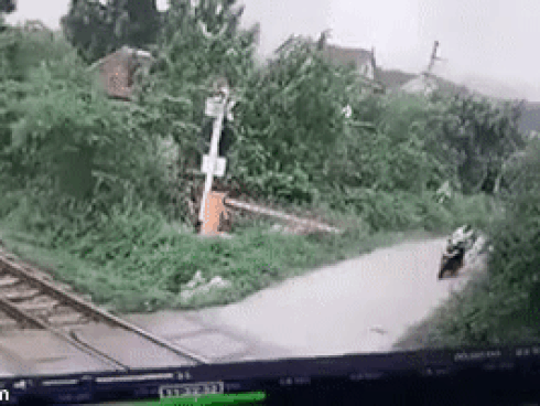 Clip: Cố vượt qua đường ray, người phụ nữ bị tàu hỏa đâm trực diện-2