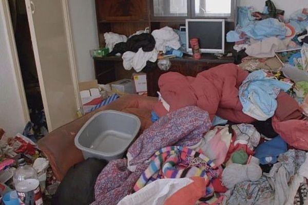 Cho thuê nhà, ông chủ hoảng hốt khi thấy nhà chẳng khác gì bãi rác ngập ngụa trăm thứ đồ, phải tốn tới hơn 170 triệu để dọn sạch-1