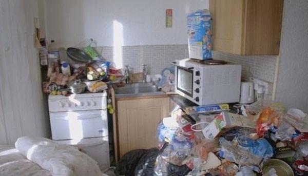 Cho thuê nhà, ông chủ hoảng hốt khi thấy nhà chẳng khác gì bãi rác ngập ngụa trăm thứ đồ, phải tốn tới hơn 170 triệu để dọn sạch-2