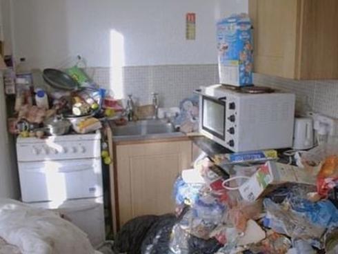 Cho thuê nhà, ông chủ hoảng hốt khi thấy nhà chẳng khác gì bãi rác ngập ngụa trăm thứ đồ, phải tốn tới hơn 170 triệu để dọn sạch