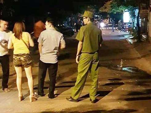 Quản lý quán karaoke chuyên dùng gậy nhựa, khóa số 8 để dạy các nữ tiếp viên-2