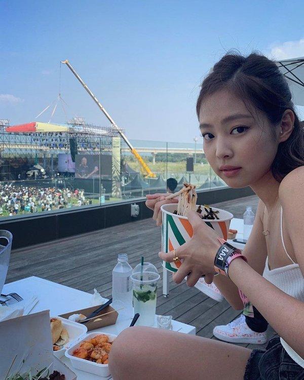 Trình độ soi như cú vọ của fan Kpop: Jennie và LE xuất hiện chung một khung hình với khoảng cách không tưởng-1