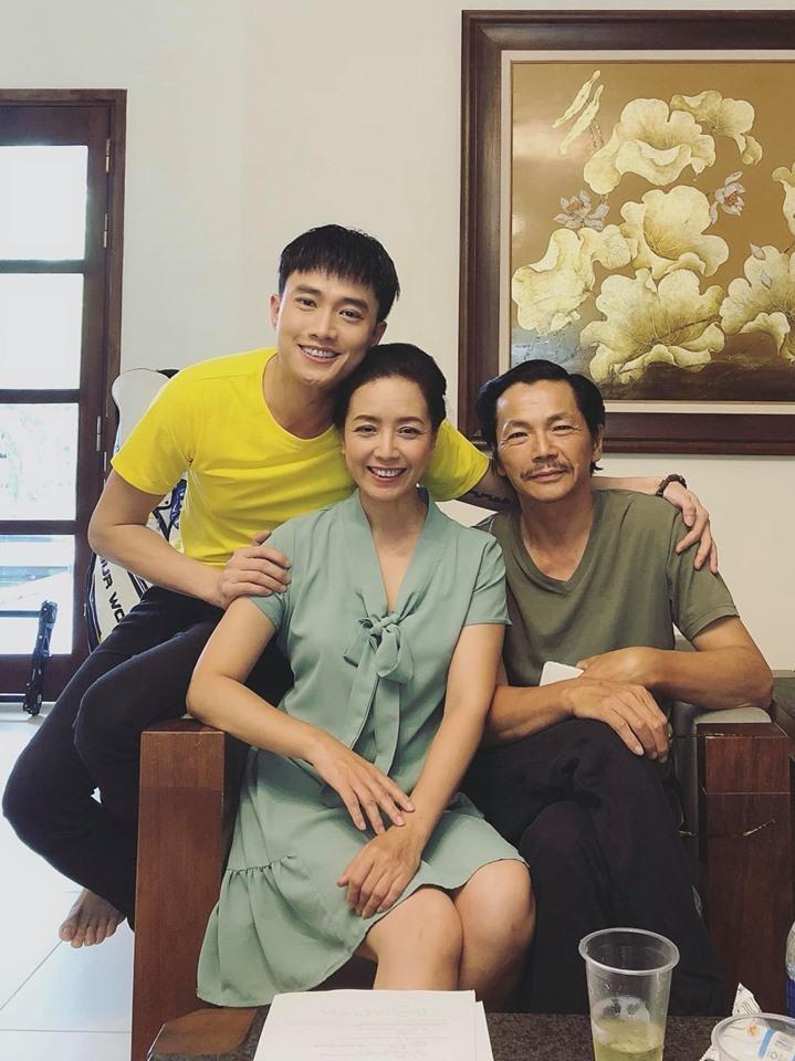 Về Nhà Đi Con ngoại truyện: Xuất hiện bóng hồng mới tình tứ bên Vũ-2