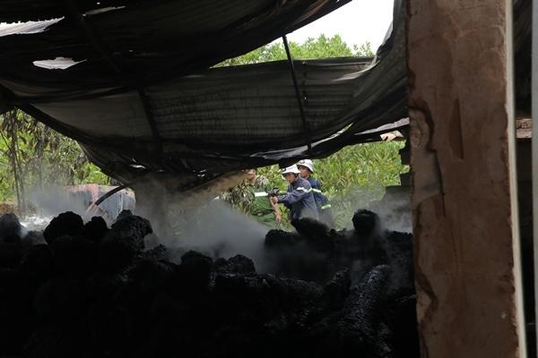 Đại gia phố núi Hà Tĩnh khóc ngất vì kho gỗ hương 17 tỷ cháy thành than-4