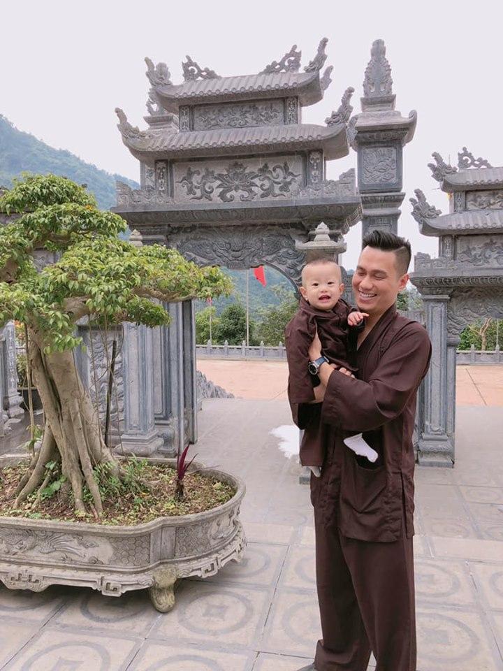Việt Anh đưa con trai tìm tới cửa Phật hân hoan chào tháng mới-2