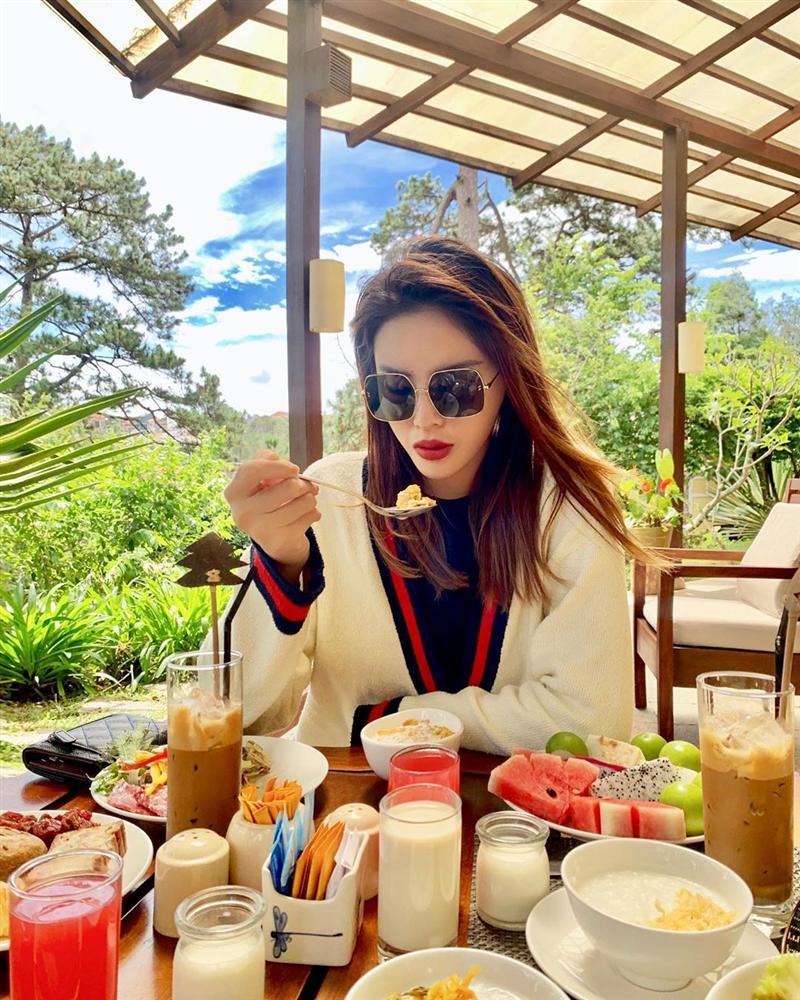 Isaac hôn trán Khả Ngân trong tiệc sinh nhật làm dấy lên nghi án yêu đương-5