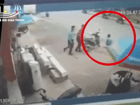 Clip: Thanh niên cầm kiếm chém điên cuồng khiến bảo vệ Điện Máy Xanh nằm gục ngay trước cửa hàng