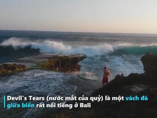 Du khách liều mạng đứng xem sóng 'nuốt chửng người'