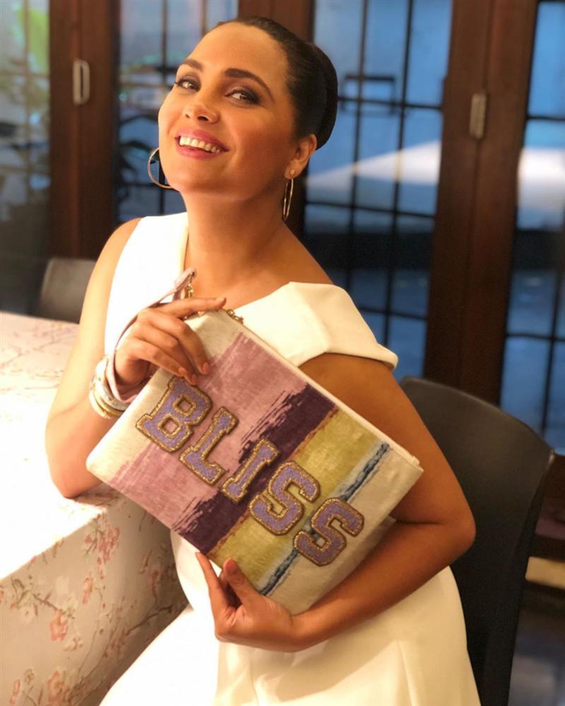 Bản tin Hoa hậu Hoàn vũ 1/8: Giai nhân Khmer diện áo dài tuyệt đẹp, bất ngờ sáng rực giữa rừng mỹ nữ-2