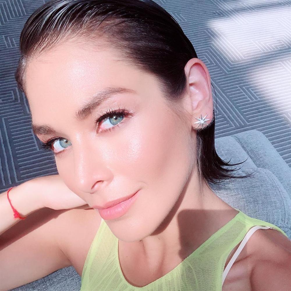 Bản tin Hoa hậu Hoàn vũ 1/8: Giai nhân Khmer diện áo dài tuyệt đẹp, bất ngờ sáng rực giữa rừng mỹ nữ-4