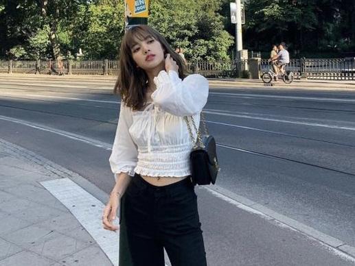 Đẳng cấp fashion icon thứ thiệt, chiếc áo Lisa mặc đi dạo ngay lập tức sold out trong 1 ngày