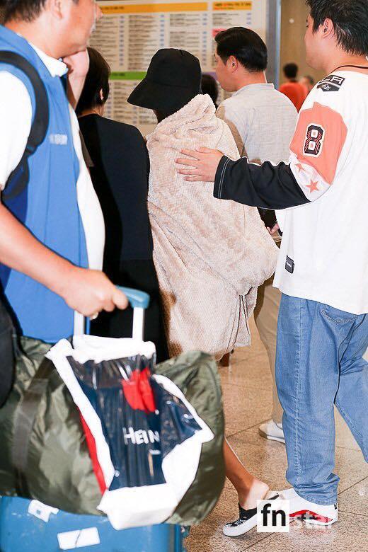 Mỹ nhân nhóm TWICE bật khóc khi bị chụp ảnh ở sân bay-5