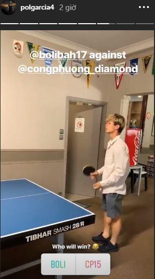 Công Phượng nhận cúp khi thi đấu bóng bàn với đồng đội ở Bỉ-1