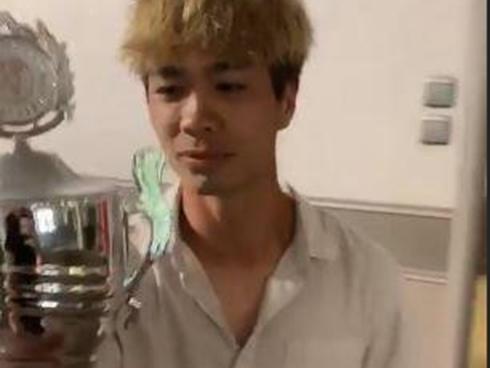 Công Phượng 'nhận cúp' khi thi đấu bóng bàn với đồng đội ở Bỉ