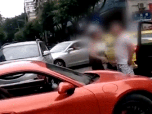 Clip: Kiều nữ ‘chanh sả’ lái xe Porsche bị tài xế SUV tát bay mũ vì cãi nhau tranh đường
