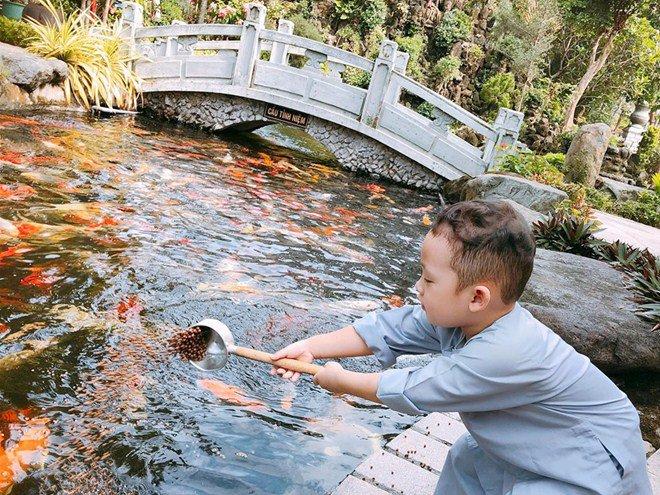 Đưa con trai lên chùa cầu bình an, single mom Ly Kute khiến ai nấy bất ngờ vì ngoại hình phổng phao, cao lớn của cậu bé-2