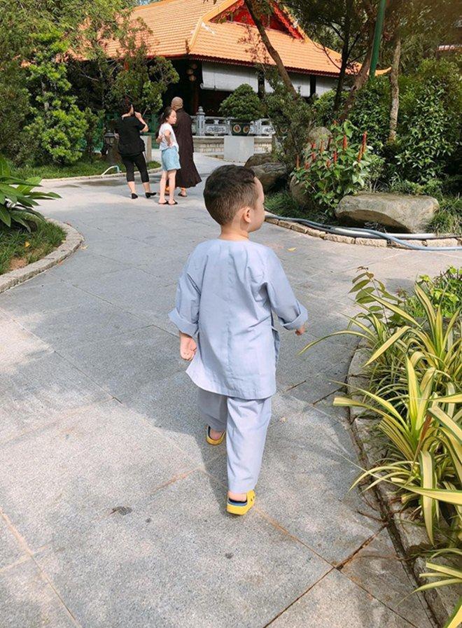 Đưa con trai lên chùa cầu bình an, single mom Ly Kute khiến ai nấy bất ngờ vì ngoại hình phổng phao, cao lớn của cậu bé-3