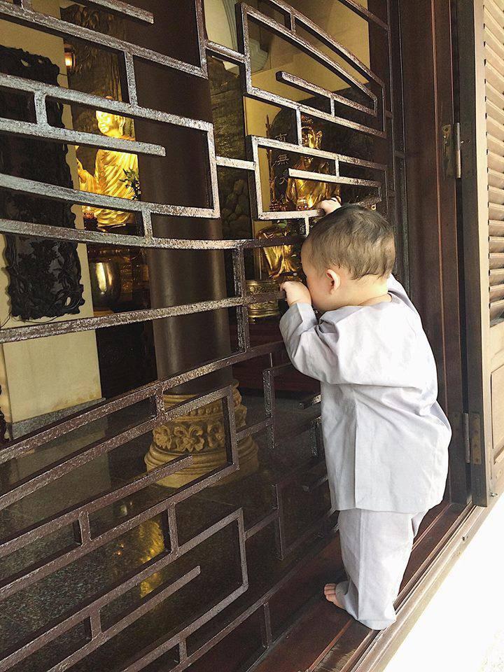 Đưa con trai lên chùa cầu bình an, single mom Ly Kute khiến ai nấy bất ngờ vì ngoại hình phổng phao, cao lớn của cậu bé-5