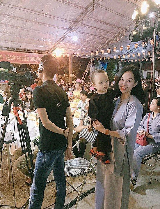 Đưa con trai lên chùa cầu bình an, single mom Ly Kute khiến ai nấy bất ngờ vì ngoại hình phổng phao, cao lớn của cậu bé-8