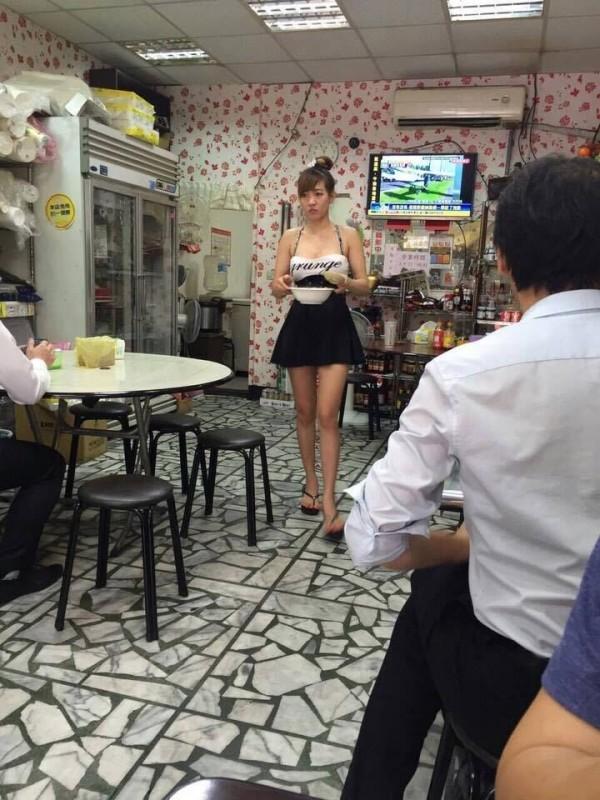 Quán ăn Việt tại Trung Quốc đắt khách nhờ cô bán hàng siêu bốc lửa-1