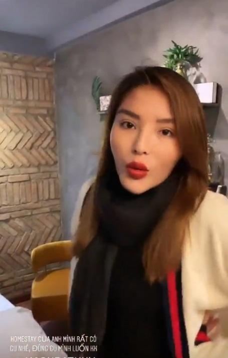 Giới thiệu homestay của stylist nhưng điều mà khán giả hết hồn là cặp môi xúc xích và chiếc cằm nhọn hoắt của Kỳ Duyên-3